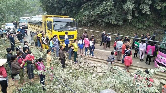 Xe chở khách du lịch đấu đầu xe tải, hàng chục người thoát nạn