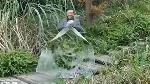 'Áo tàng hình' khiến người đàn ông biến mất trong tích tắc: Là thật hay chỉ là kỹ xảo?