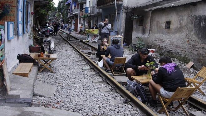 Nhâm nhi tách cafe giữa đường ray xe lửa: Trải nghiệm nguy hiểm nhưng vẫn nhiều người thích