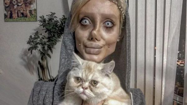 Cô gái phẫu thuật 50 lần để giống Agelina Jolie cuối cùng cũng thừa nhận 'sống ảo' để nổi tiếng