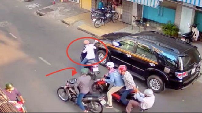 Nhóm thanh niên dùng súng đồ chơi, bình xịt hơi cay khống chế cướp táo tợn ở Sài Gòn