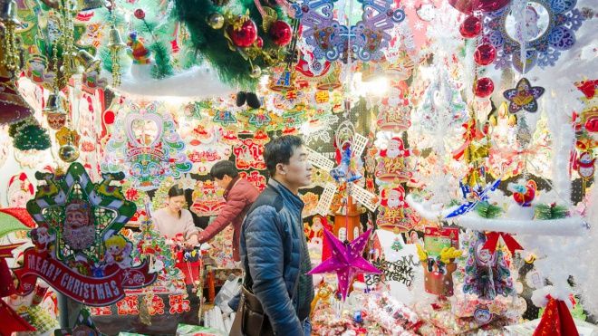 Thâm nhập 'ngôi làng Giáng sinh' chuyên sản xuất đồ trang trí Noel cho cả thế giới