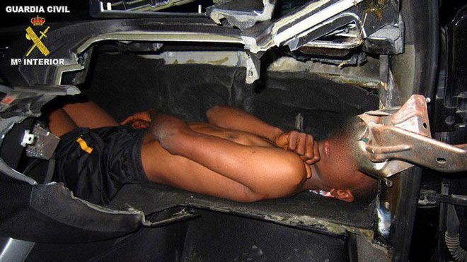 Phẫn nộ cảnh bé trai bị kẻ buôn người nhồi nhét sau bảng điều khiển xe hơi