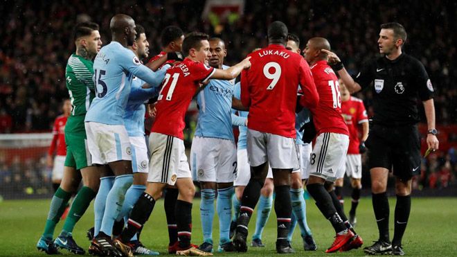 FA điều tra vụ 'loạn đả' trong đường hầm sau trận derby Manchester