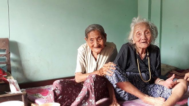 Cảm động chuyện 2 chị em hơn 90 tuổi bán vé số, dành tiền nhận được từ nhà hảo tâm để làm từ thiện