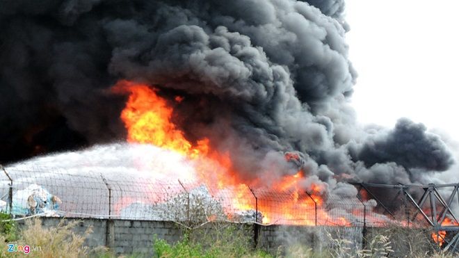 Trụ điện cao thế đổ ập trong đám cháy lớn ở Vũng Tàu