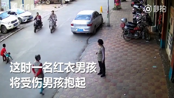 Đứa trẻ 7 tuổi cứu người gặp nạn trong khi người lớn lại thờ ơ: Câu chuyện đáng suy ngẫm về tình người