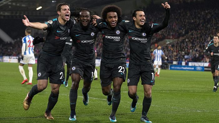 Thắng giòn giã Huddersfield, Chelsea đuổi kịp M.U trên bảng xếp hạng Premier League