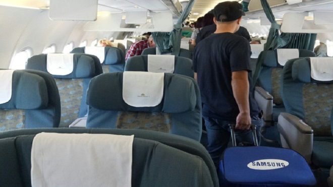 Công chức và kỹ sư xây dựng đánh nhau trên máy bay