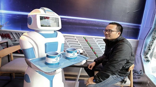 Quán cafe ở Hà Nội sử dụng nhân viên bưng bê là một 'nàng'… robot