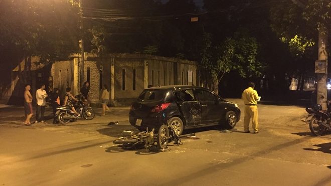 Xe máy tông vào ôtô lúc nửa đêm, 3 thanh niên nguy kịch ở Sài Gòn