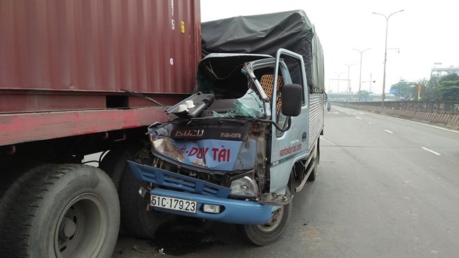 Va chạm với container, tài xế xe tải kêu cứu thất thanh trong cabin