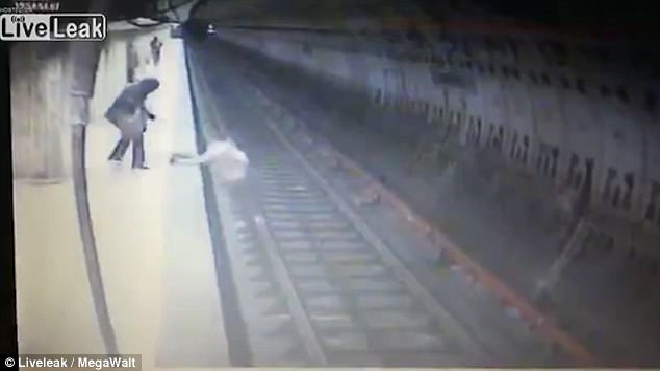 Người phụ nữ đẩy cô gái trẻ xuống đường ray tàu điện ngầm, bỏ mặc nạn nhân chết thảm
