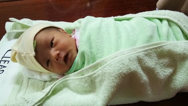 Bé gái 10 ngày tuổi bị bỏ rơi trước cổng Chùa