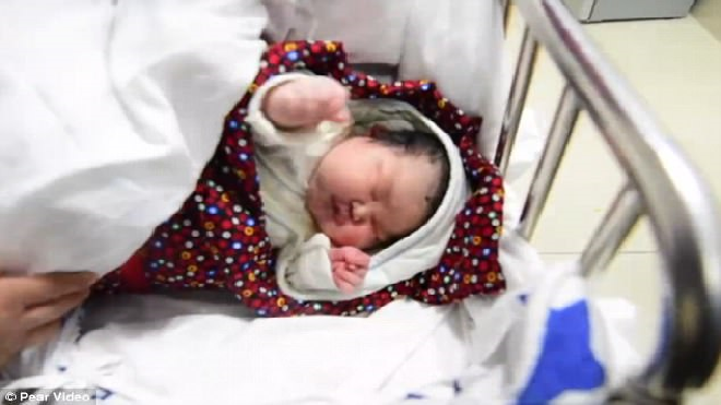 Mẹ 42 tuổi sinh em bé sơ sinh nặng 6kg, gấp đôi trẻ bình thường