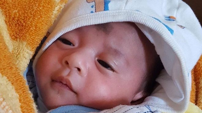 Bé gái 20 ngày tuổi bị bỏ rơi trước cổng nhà dân trong giá lạnh