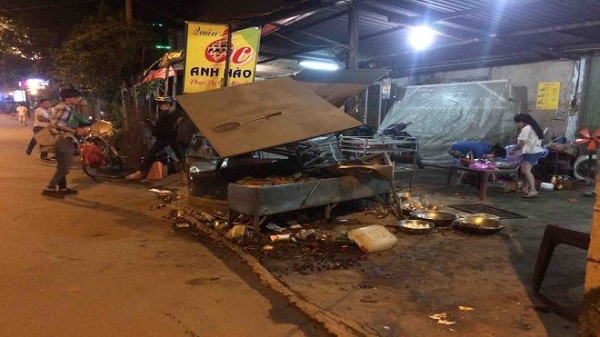 Ôtô đâm vào quán ốc ở Sài Gòn, nhiều thực khách bỏ chạy thục mạng