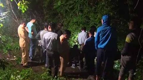 Nam thanh niên chết trên đỉnh núi, bên hông bị cắm con dao Thái Lan
