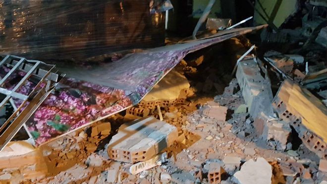 Bẻ lái tránh 2 xe máy vượt đèn đỏ, ôtô tải tông sập tường nhà chùa