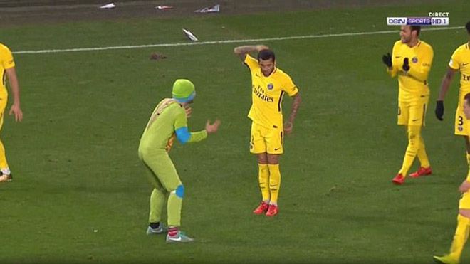 Hài hước: 'Ninja Rùa' xuống sân ăn mừng bàn thắng với PSG