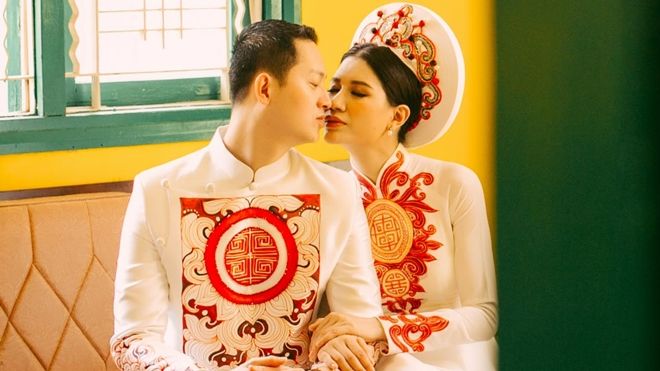 Trang Trần cùng ông xã Việt kiều hôn nhau hạnh phúc trong bộ ảnh kỷ niệm