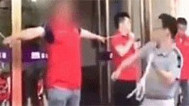 Clip sốc: Ông chủ công khai đánh nhân viên vì không hoàn thành nhiệm vụ