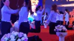 Để tăng tình đoàn kết, công ty Trung Quốc bắt nhân viên quỳ trên sân khấu, bạt tai lẫn nhau
