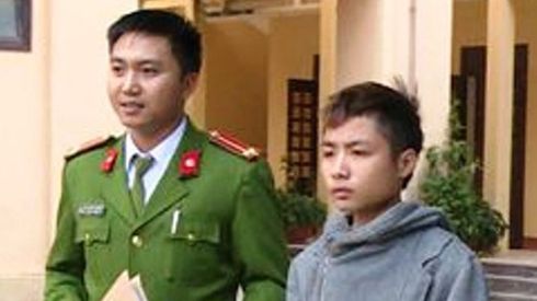 Công an đang xử lý tội trộm cắp, xin đi vệ sinh lại trộm xe máy