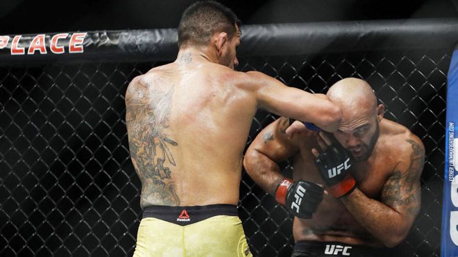 Võ sĩ UFC 'mình đồng, da sắt', dính 48 cú đòn trong 23 giây vẫn 'tỉnh như sáo'