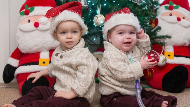 Cậu bé chết não hồi sinh thần kỳ sau khi nghe thấy tên của người anh em song sinh