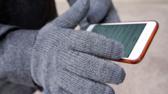 Trời rét mà đeo găng tay thì lại không dùng được smartphone, đây là lý do vì sao