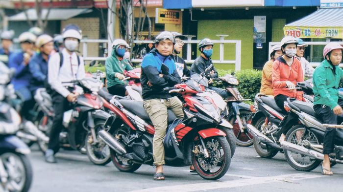 Người Sài Gòn mặc áo ấm ra đường trong cái lạnh 20 độ C