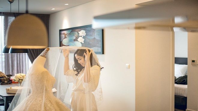 Đám cưới cổ tích với váy cưới đính 20.000 viên ngọc trai, dàn khách mời 'khủng' và loạt xe sang của cặp đôi Hà thành