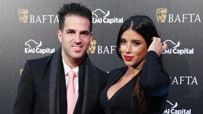 Ngắm 'máy bay bà già' nóng bỏng vừa được 'trai đẹp' Fabregas cầu hôn