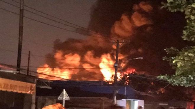 Xưởng đệm mút 500m2 cháy dữ dội trong đêm, người dân hốt hoảng tháo chạy