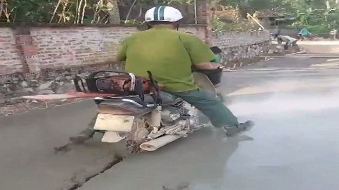 Cộng đồng mạng bức xúc việc người đàn ông lao vào đường đang đổ bê tông, còn đòi đánh người