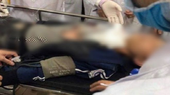 Tan trường, học sinh bất ngờ bị côn đồ đâm trọng thương