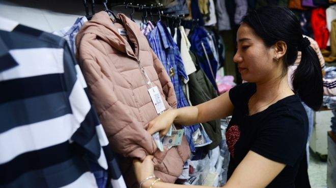 Người Sài Gòn đổ xô mua áo khoác ngày lạnh dưới 20 độ C