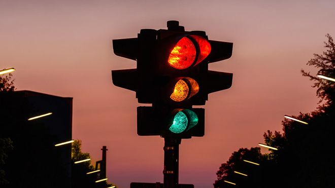 Vì sao đèn giao thông lại chọn màu xanh, đỏ, vàng chứ không phải bất kì màu nào khác?