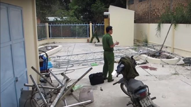 Cột thu phát sóng đài truyền thanh đổ sập, 2 người thương vong