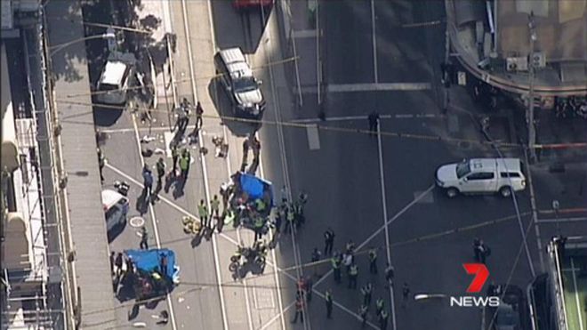 Úc: Xe điên lao vào đám đông, hất tung người đi bộ hàng loạt