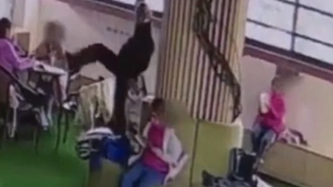 Kinh hoàng giáo viên giơ chân bắt học sinh ngửi: Liệu có phải trò đùa?