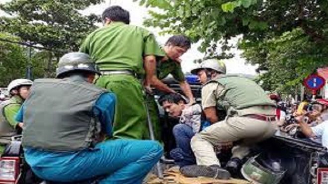 Nam thanh niên quật ngã Công an, đưa chìa khoá cho em ruột lấy xe tẩu thoát