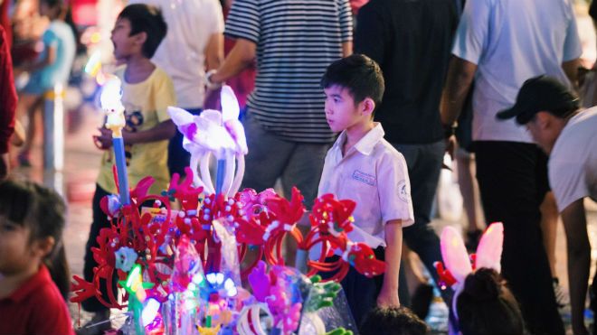 Đêm Noel lặng lẽ của những đứa trẻ mưu sinh bên đường phố Sài Gòn