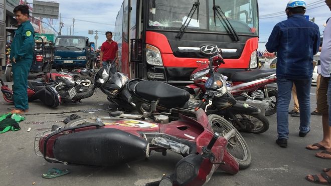 Xe khách đâm hàng loạt phương tiện đang dừng đèn đỏ, làm nhiều người nguy kịch