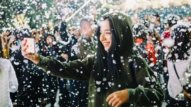 Giới trẻ chen chúc ở khu vực nhà thờ lớn tận hưởng không khí Giáng sinh