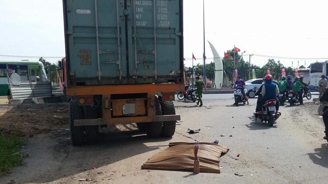 Container mất phanh cuốn xe máy vào gầm, 2 nam thanh niên thương vong