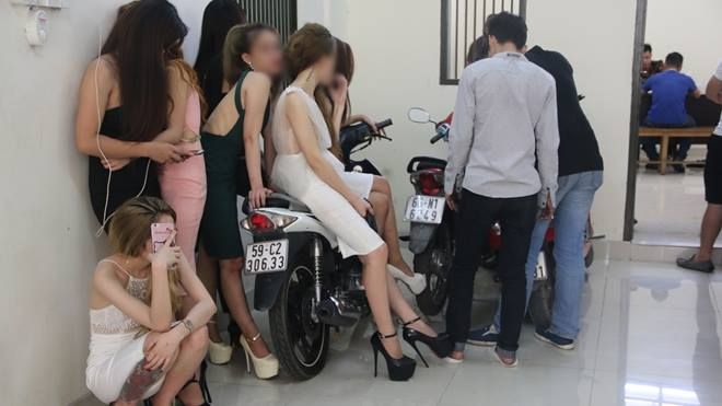 Đột kích quán bar, phát hiện hàng loạt 'chân dài' có biểu hiện phê ma tuý