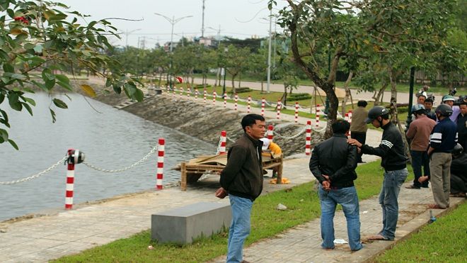 Hoảng hồn phát hiện thi thể người đàn ông nổi trên hồ Nguyễn Du