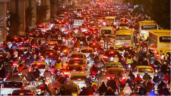 Chùm ảnh: Đường phố Hà Nội ùn tắc kinh hoàng trong đêm Noel